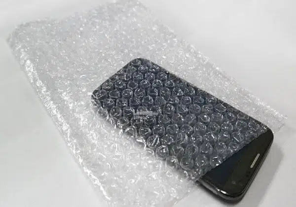 Sử dụng màng xốp hơi chống sốc để bọc điện thoại, chống rơi vỡ