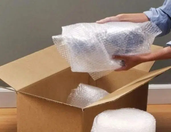Sử dụng màng xốp hơi bọc hàng hoá lúc vận chuyển đi xa
