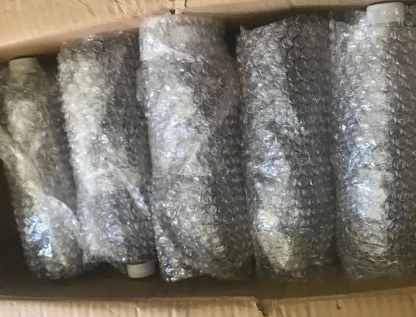 Một cửa hàng sử dụng xốp hơi chống sốc để bọc mật ong gửi cho khách