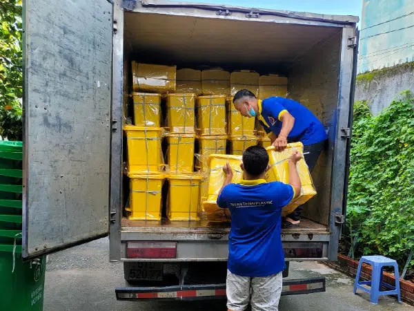 Những chuyến xe chở thùng rác y tế vẫn được giao tới tay khách hàng mỗi ngày