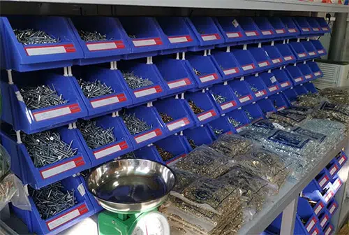 Khay đựng ốc vít được sắp xếp trồng lên nhau rất gọn trong một cửa hàng