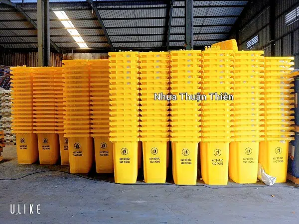 Kho hàng thùng rác y tế của cty Thuận Thiên