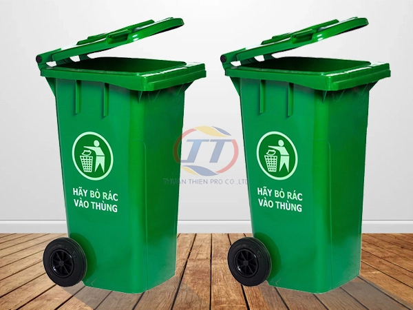 Thùng rác 120 lít màu xanh được thiết kế gồm có 2 bánh xe giúp cho việc di chuyển rác một cách thuận tiện và nhẹ nhàng nhất