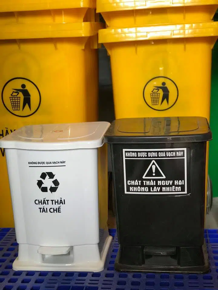 thùng rác nắp lật trung